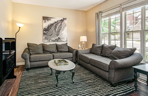 Notre Dame House | Location! Beautiful Townhome- Only 2 blocks to Notre Dame-sleep 10