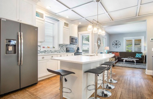 South Haven House | Location, Design, Indoor/Outdoor space, close to town and beach!