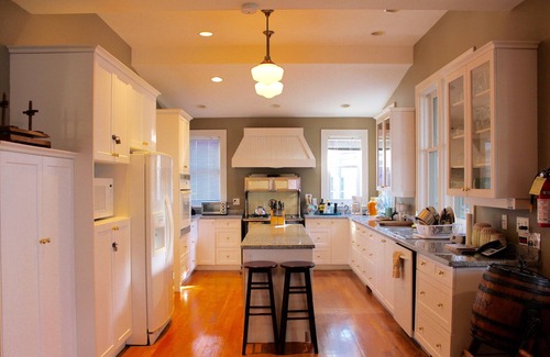 James Bay House | Location! Large 3000 sq ft Open Concept Home Walking Distance to Harbor