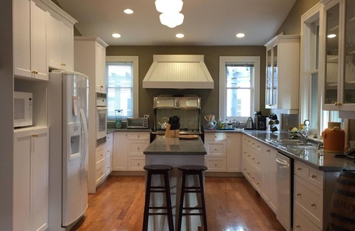 James Bay House | Location! Large 3000 sq ft Open Concept Home Walking Distance to Harbor