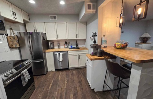 Albuquerque Apartment | LOCATION! LOCATION! UPTOWN GARDEN LUXE CONDO