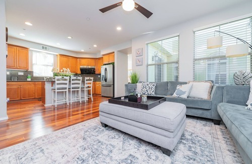 Woodbury House | Location! Location! Woodbury-Walking to Shopping and Activities 步行到商圈，活動中心