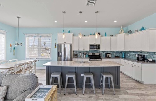 Bradenton Beach House | Location! Rooftop! Walk to Restaurants + Bars!