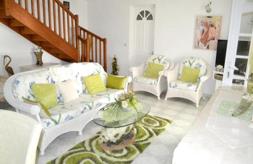 Deshaies Apartment | Location spacieuse à Deshaies avec vue sur la mer et montagne