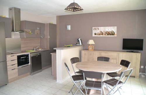 Valras-Plage Apartment | Location T3 rénové - BOR DE MER- 50m plage -Terrasse vue mer latérale - Parking