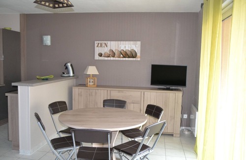Valras-Plage Apartment | Location T3 rénové - BOR DE MER- 50m plage -Terrasse vue mer latérale - Parking
