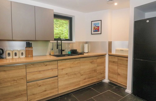 Glenfinnan Cottage | LOCH TRO CHRAOBHAN, pet friendly, with open fire in Glenfinnan