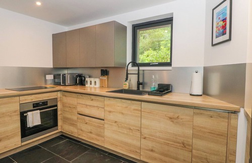 Glenfinnan Cottage | LOCH TRO CHRAOBHAN, pet friendly, with open fire in Glenfinnan