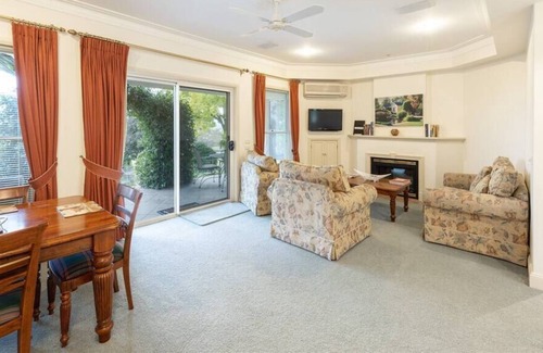 Mount Panorama Cottage | LOCHINVAR/ Magnolia Cottage.