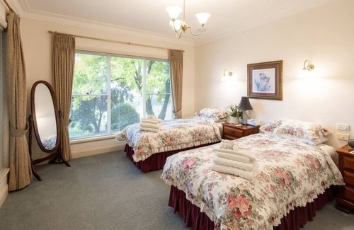 Mount Panorama Cottage | LOCHINVAR/ Magnolia Cottage.