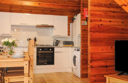 Liverton Cottage | LODGE 32 - COWSLIP, pet friendly, with pool in Chudleigh