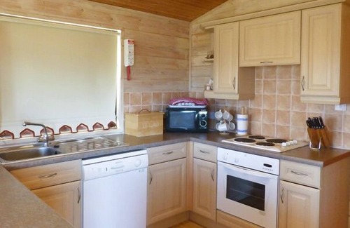 Woolfardisworthy Cabin | LODGE 48, family friendly, with a garden in Woolsery