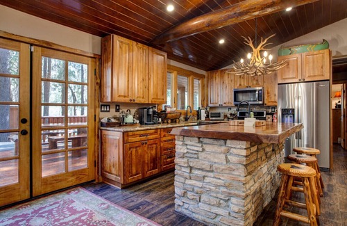 Big Bear Lake Cabin | Lodge- EV Charger,Game Room, Dog Friendly,SPA, AC,1 Acre Fenced yard, Fast WIFI