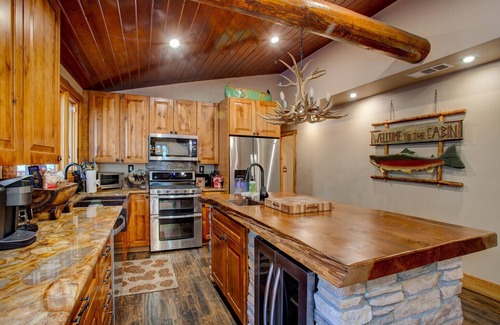 Big Bear Lake Cabin | Lodge- EV Charger,Game Room, Dog Friendly,SPA, AC,1 Acre Fenced yard, Fast WIFI