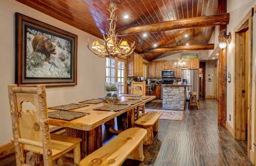 Big Bear Lake Cabin | Lodge- EV Charger,Game Room, Dog Friendly,SPA, AC,1 Acre Fenced yard, Fast WIFI