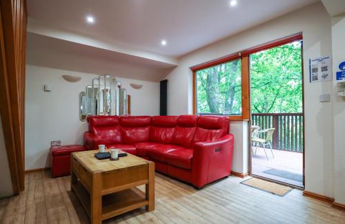 Liverton House | Lodge Nine for 6 with Hot Tub - Spa Resort in Devon