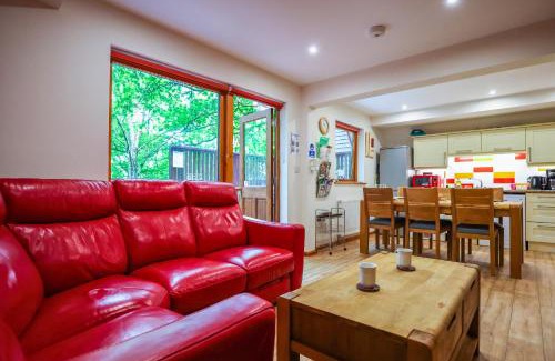 Liverton House | Lodge Nine for 6 with Hot Tub - Spa Resort in Devon
