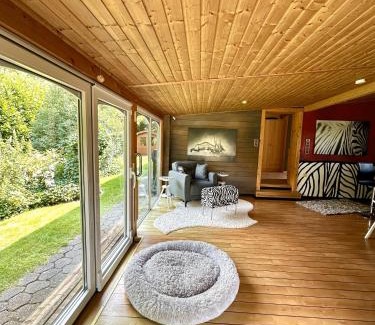 Hollern-Twielenfleth House | Lodge of Africa - einzigartige Themenzimmer, eingezäunten Garten, Sauna, Whirlpool & Kamin, Hunde willkommen, Gasgrill, voll ausgestattete Küche, großer Essbereich, Hamburg & Stade in der Nähe