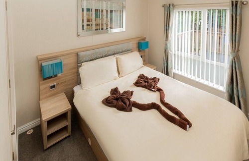 Dawlish Cabin | Lodge sleeping up to six guests in three bedrooms, one double and two twin along with family bathroo