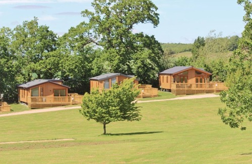Dawlish Cabin | Lodge sleeping up to six guests in three bedrooms, one double and two twin along with family bathroo