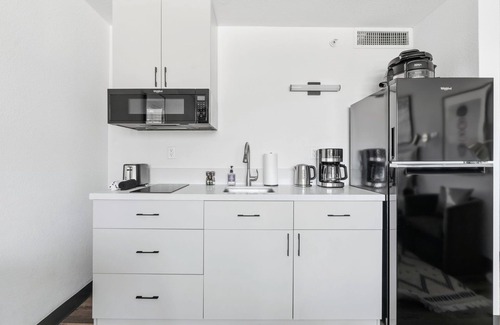 Greenway Plaza-Upper Kirby Apartment | Lodgeur | Calm & chic studio | Upper Kirby