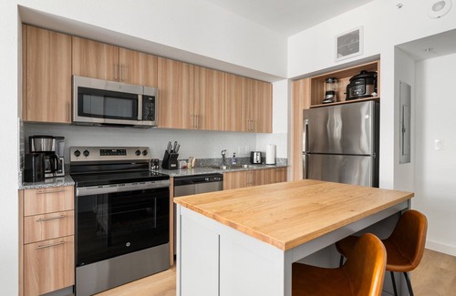 Addicks Apartment | Lodgeur | Sunset-view 1BR | Energy Corridor