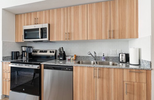 Addicks Apartment | Lodgeur | Sunset-view 1BR | Energy Corridor