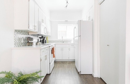 Arts District House | Loft 2 Cheerful Mid-Century - Walk to Old Town!