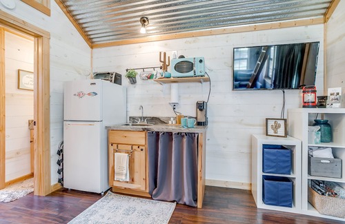 Paluxy Cabin | Loft Cabin with hot tub, fire pit, fishing, hiking