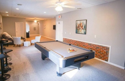 Central Northside House | Loft North Shore Apartment | Parking |Pool Table