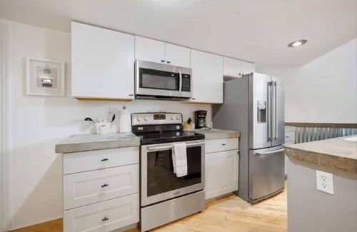 Downtown Denver Condo | Loft Retreat | King Bed+Balcony | Pet-Friendly 30+