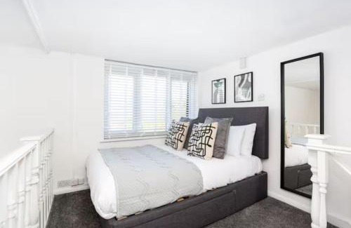 Leigh-on-Sea Apartment | Loft Style Apartment w/Parking, in Leigh-on-Sea