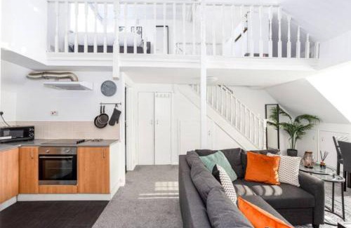 Leigh-on-Sea Apartment | Loft Style Apartment w/Parking, in Leigh-on-Sea