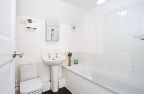 Leigh-on-Sea Apartment | Loft Style Apartment w/Parking, in Leigh-on-Sea