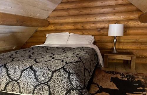 Central Okanagan House | Lofted log cabin with fire table