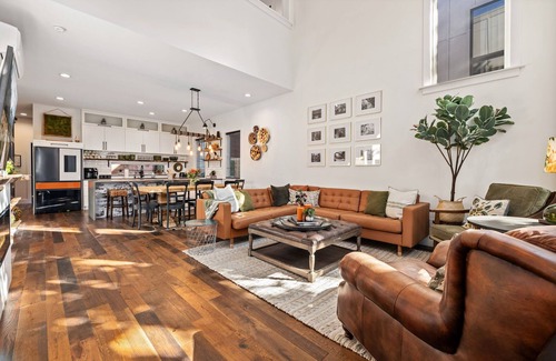 Downtown House | Lofty Pursuit - Downtown - Hot Tub - Momentary