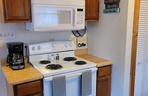 Schnellville House | Log Cabin 12 with Hot Tub at Osborn Boat Ramp on Patoka Lake