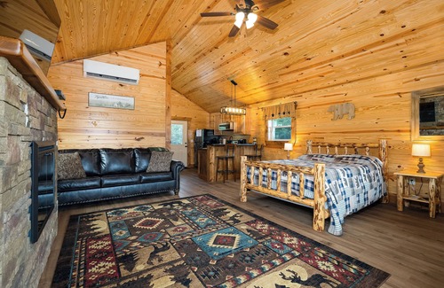Stanley Cabin | Log Cabin #2 LURAY Cozy Couples Hot Tub Stone Fireplace Mtn View Shenandoah Park