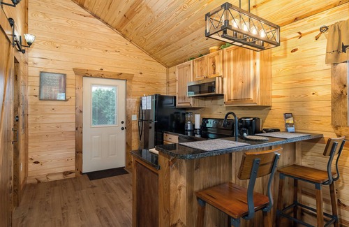 Stanley Cabin | Log Cabin #2 LURAY Cozy Couples Hot Tub Stone Fireplace Mtn View Shenandoah Park