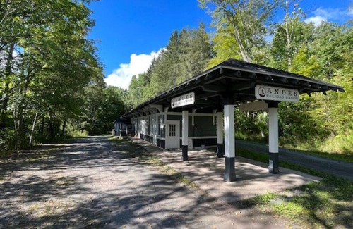 Highmount Apartment | Log Cabin 2min to Belleayre Base Lodge EV Charger