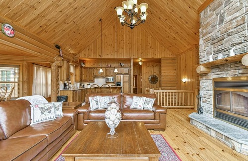 Fiddler Lake Resort Cabin | Log cabin 4 bdrms, spa, indoor& outdoor pool, lake beach, Fiddlerlake resort