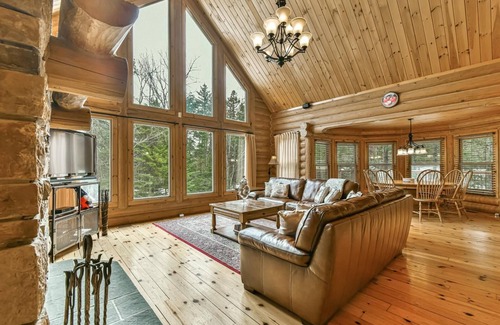 Fiddler Lake Resort Cabin | Log cabin 4 bdrms, spa, indoor& outdoor pool, lake beach, Fiddlerlake resort