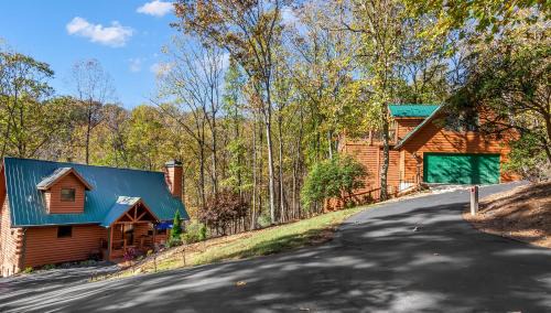 Dahlonega House | Log Cabin & Carriage House, Lake, Wineries, Hiking
