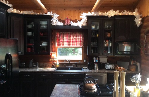 Pittsburgh House | Log cabin home on 5 acres, fenced in and 2 miles from City Center