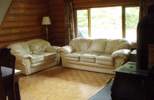 Cedarvale House | Log cabin in the woods get away, cell service 10 minutes by car!