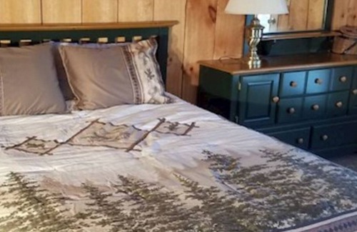 Huntingdon Cabin | Log Cabin in Wooded Area Near Raystown Lake Boat Access