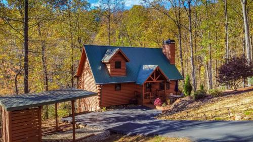 Dahlonega House | Log Cabin, Lake, Hot Tub, Near Wineries & Hiking