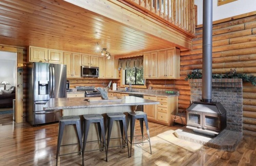 Pine Cabin | Log cabin loaded with amenities and king beds