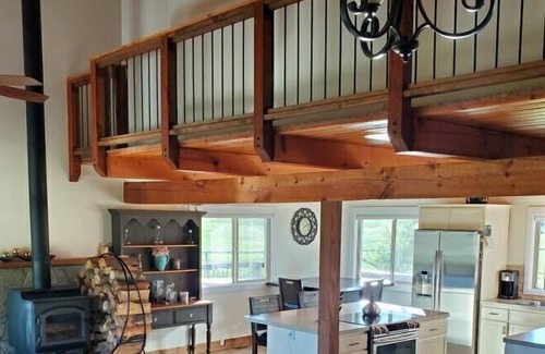 Stevensville House | Log cabin nestled at the base of the Bitterroots
