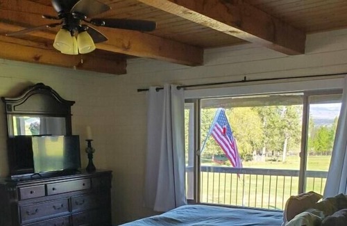 Stevensville House | Log cabin nestled at the base of the Bitterroots